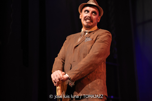Òpera dels tres Cèntims (Teatre Xesc Forteza, Palma. 2026-03-15) Por José Luis Luna Rocafort [INSTANTZZ AKA Galería fotográfica AKA Fotoblog de jazz, impro… y algo más] - Tomajazz - Òpera dels tres Cèntims se representó en Teatre Xesc Forteza de Palma, el 15 de marzo de 2026. José Luis Luna Rocafort lo retrata en INSTANTZZ AKA Galería fotográfica AKA Fotoblog de jazz, impro… y algo más]
