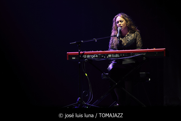 María Terremoto (V Festival Paco de Lucía 2026. Teatre Principal de Palma. 2026-03-13) Por José Luis Luna Rocafort [Flamencuras AKA INSTANTZZ AKA Galería fotográfica AKA Fotoblog de jazz, impro… y algo más] - Tomajazz - María Terremoto actuó en el V Festival Paco de Lucía 2026 en el Teatre Principal de Palma, el 13 de marzo de 2026. José Luis Luna Rocafort lo retrata en las Flamencuras de INSTANTZZ. Con María Terremoto, Nono Jero, Manuel Cantatore, Juan Diego: compás Artista invitada: Mala Rodríguez