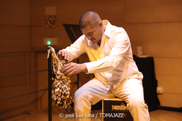 Úrsula Pomar - Toni Vich (V Festival Paco de Lucía 2026. Fundació Pilar i Joan Miró, Palma. 2026-03-21) Por José Luis Luna Rocafort [INSTANTZZ AKA Galería fotográfica AKA Fotoblog de jazz, impro… y algo más] - Tomajazz - Úrsula Pomar - Toni Vich actuaron en el V Festival Paco de Lucía 2026, el 21 de marzo de 2026. José Luis Luna Rocafort lo retrata en INSTANTZZ. Actuaron Úrsula Pomar, Toni Vich, Ángel Ramos