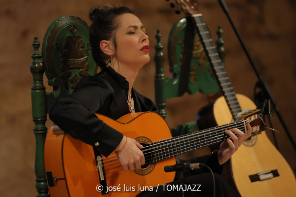 Mercedes Luján (V Festival Paco de Lucía 2026. Es Baluard Museu, Palma. 2026-03-19) Por José Luis Luna Rocafort [Flamencuras AKA INSTANTZZ AKA Galería fotográfica AKA Fotoblog de jazz, impro… y algo más] - Tomajazz - Mercedes Luján actuó en el V Festival Paco de Lucía 2026 en Palma, el 19 de marzo de 2026. José Luis Luna Rocafort lo retrata en las Flamencuras de INSTANTZZ. Con Mercedes Luján, Naím Real, Rancapino Chico