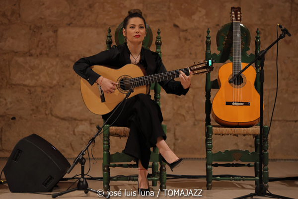 Mercedes Luján (V Festival Paco de Lucía 2026. Es Baluard Museu, Palma. 2026-03-19) Por José Luis Luna Rocafort [Flamencuras AKA INSTANTZZ AKA Galería fotográfica AKA Fotoblog de jazz, impro… y algo más] - Tomajazz - Mercedes Luján actuó en el V Festival Paco de Lucía 2026 en Palma, el 19 de marzo de 2026. José Luis Luna Rocafort lo retrata en las Flamencuras de INSTANTZZ. Con Mercedes Luján, Naím Real, Rancapino Chico