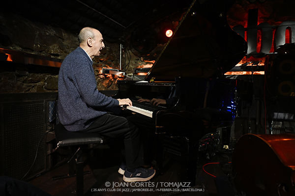 Agustí Fernández, Sònia Sánchez & Lucía Martínez (25 aniversario Club de Jazz / Jamboree-01, 2026-02-14 / Barcelona) [II] Por Joan Cortès [INSTANTZZ AKA Galería fotográfica AKA Fotoblog de jazz, impro… y algo más] - Tomajazz - Agustí Fernández, Sònia Sánchez & Lucía Martínez actuaron en Jamboree, Barcelona, en el 25 aniversario de CDJ. Joan Cortès lo retrata en INSTANTZZ