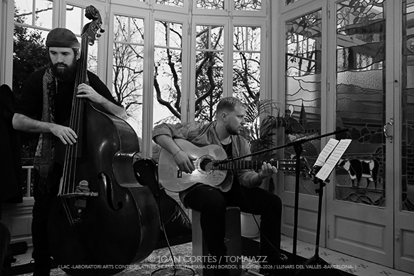 Manel Fortià Libèrica Trio (LAC -Laboratori Arts Contemplatives-, Casa Virupa-Can Bordoi, 2026-01-18 / Llinars -Barcelona-) Por Joan Cortès [INSTANTZZ AKA Galería fotográfica AKA Fotoblog de jazz, impro… y algo más] - Tomajazz - Manel Fortià Libèrica Trio actuó en LAC en Casa Virupa-Can Bordoi, en Llinars, Barcelona, el 18 de enero de 2026. Joan Cortès lo retrata en INSTANTZZ. Actuaron Manel Fortià, Pere Martínez, Frederico Vannini 