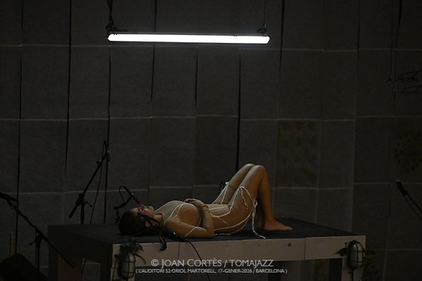 Anna Ferrer “Pa” (L’Auditori S2•OM, 2026-01-17 / Barcelona) Por Joan Cortès [INSTANTZZ AKA Galería fotográfica AKA Fotoblog de jazz, impro… y algo más] - Tomajazz - Anna Ferrer “Pa” actuó en L’Auditori S2•OM de Barcelona el 17 de enero de 2026., Joan Cortès [INSTANTZZ