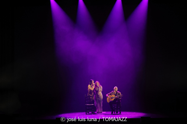 María Terremoto (V Festival Paco de Lucía 2026. Teatre Principal de Palma. 2026-03-13) Por José Luis Luna Rocafort [Flamencuras AKA INSTANTZZ AKA Galería fotográfica AKA Fotoblog de jazz, impro… y algo más] - Tomajazz - María Terremoto actuó en el V Festival Paco de Lucía 2026 en el Teatre Principal de Palma, el 13 de marzo de 2026. José Luis Luna Rocafort lo retrata en las Flamencuras de INSTANTZZ. Con María Terremoto, Nono Jero, Manuel Cantatore, Juan Diego, Mala Rodríguez