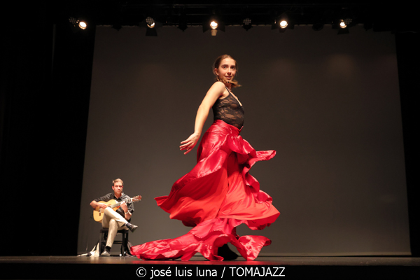 Alicia Gibert (V Festival Paco de Lucía 2026. Teatre Xesc Forteza. 2026-03-17) Por José Luis Luna Rocafort [Flamencuras AKA INSTANTZZ AKA Galería fotográfica AKA Fotoblog de jazz, impro… y algo más] - Tomajazz - Alicia Gibert fue la Ganadora III Beca Jóvenes Talentos, V Festival Paco de Lucía 2026. Teatre Xesc Forteza. 2026-03-17) Por José Luis Luna Rocafort [Flamencuras AKA INSTANTZZ