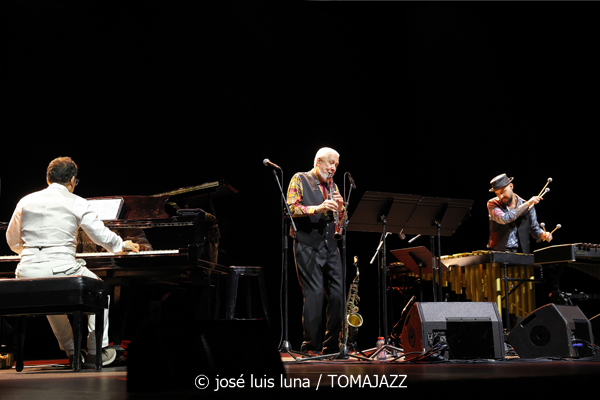 Paquito D'Rivera Trío (Auditorium de Palma. 2026-03-20) Por José Luis Luna Rocafort [INSTANTZZ AKA Galería fotográfica AKA Fotoblog de jazz, impro… y algo más] - Tomajazz - Paquito D'Rivera Trío actuó en el Auditorium de Palma el 20 de marzo de 2026. José Luis Luna Rocafort lo retrata en INSTANTZZ. Con Paquito D'Rivera, Pepe Rivero, Sebastián Laverde, Ángela Cervantes