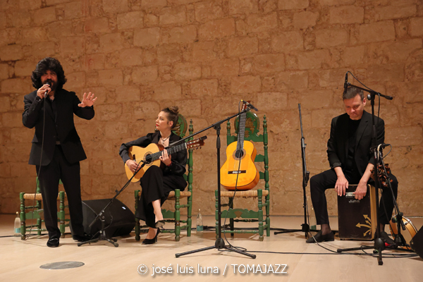 Mercedes Luján (V Festival Paco de Lucía 2026. Es Baluard Museu, Palma. 2026-03-19) Por José Luis Luna Rocafort [Flamencuras AKA INSTANTZZ AKA Galería fotográfica AKA Fotoblog de jazz, impro… y algo más] - Tomajazz - Mercedes Luján actuó en el V Festival Paco de Lucía 2026 en Palma, el 19 de marzo de 2026. José Luis Luna Rocafort lo retrata en las Flamencuras de INSTANTZZ. Con Mercedes Luján, Naím Real, Rancapino Chico