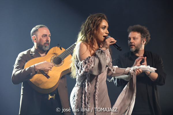 María Terremoto (V Festival Paco de Lucía 2026. Teatre Principal de Palma. 2026-03-13) Por José Luis Luna Rocafort [Flamencuras AKA INSTANTZZ AKA Galería fotográfica AKA Fotoblog de jazz, impro… y algo más] - Tomajazz - María Terremoto actuó en el V Festival Paco de Lucía 2026 en el Teatre Principal de Palma, el 13 de marzo de 2026. José Luis Luna Rocafort lo retrata en las Flamencuras de INSTANTZZ. Con María Terremoto, Nono Jero, Manuel Cantatore, Juan Diego, Mala Rodríguez