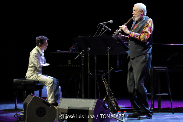 Paquito D'Rivera Trío (Auditorium de Palma. 2026-03-20) Por José Luis Luna Rocafort [INSTANTZZ AKA Galería fotográfica AKA Fotoblog de jazz, impro… y algo más] - Tomajazz - Paquito D'Rivera Trío actuó en el Auditorium de Palma el 20 de marzo de 2026. José Luis Luna Rocafort lo retrata en INSTANTZZ. Con Paquito D'Rivera, Pepe Rivero, Sebastián Laverde, Ángela Cervantes