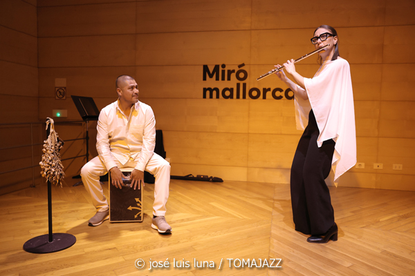 Úrsula Pomar - Toni Vich (V Festival Paco de Lucía 2026. Fundació Pilar i Joan Miró, Palma. 2026-03-21) Por José Luis Luna Rocafort [INSTANTZZ AKA Galería fotográfica AKA Fotoblog de jazz, impro… y algo más] - Tomajazz - Úrsula Pomar - Toni Vich actuaron en el V Festival Paco de Lucía 2026, el 21 de marzo de 2026. José Luis Luna Rocafort lo retrata en INSTANTZZ. Actuaron Úrsula Pomar, Toni Vich, Ángel Ramos