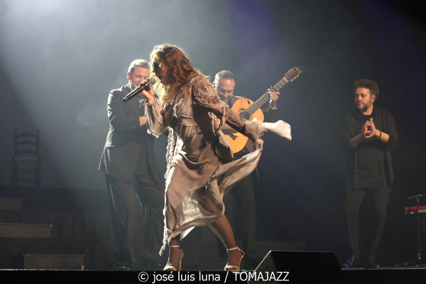 María Terremoto (V Festival Paco de Lucía 2026. Teatre Principal de Palma. 2026-03-13) Por José Luis Luna Rocafort [Flamencuras AKA INSTANTZZ AKA Galería fotográfica AKA Fotoblog de jazz, impro… y algo más] - Tomajazz - María Terremoto actuó en el V Festival Paco de Lucía 2026 en el Teatre Principal de Palma, el 13 de marzo de 2026. José Luis Luna Rocafort lo retrata en las Flamencuras de INSTANTZZ. Con María Terremoto, Nono Jero, Manuel Cantatore, Juan Diego, Mala Rodríguez