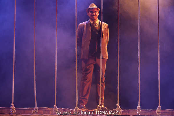 Òpera dels tres Cèntims (Teatre Xesc Forteza, Palma. 2026-03-15) Por José Luis Luna Rocafort [INSTANTZZ AKA Galería fotográfica AKA Fotoblog de jazz, impro… y algo más] - Tomajazz - Òpera dels tres Cèntims se representó en Teatre Xesc Forteza de Palma, el 15 de marzo de 2026. José Luis Luna Rocafort lo retrata en INSTANTZZ AKA Galería fotográfica AKA Fotoblog de jazz, impro… y algo más]