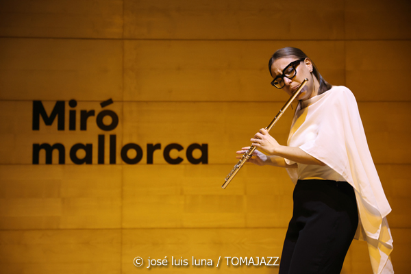 Úrsula Pomar - Toni Vich (V Festival Paco de Lucía 2026. Fundació Pilar i Joan Miró, Palma. 2026-03-21) Por José Luis Luna Rocafort [INSTANTZZ AKA Galería fotográfica AKA Fotoblog de jazz, impro… y algo más] - Tomajazz - Úrsula Pomar - Toni Vich actuaron en el V Festival Paco de Lucía 2026, el 21 de marzo de 2026. José Luis Luna Rocafort lo retrata en INSTANTZZ. Actuaron Úrsula Pomar, Toni Vich, Ángel Ramos