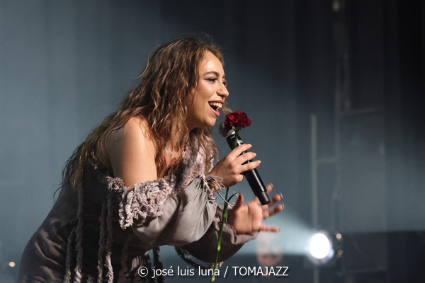 María Terremoto (V Festival Paco de Lucía 2026. Teatre Principal de Palma. 2026-03-13) Por José Luis Luna Rocafort [Flamencuras AKA INSTANTZZ AKA Galería fotográfica AKA Fotoblog de jazz, impro… y algo más] - Tomajazz - María Terremoto actuó en el V Festival Paco de Lucía 2026 en el Teatre Principal de Palma, el 13 de marzo de 2026. José Luis Luna Rocafort lo retrata en las Flamencuras de INSTANTZZ. Con María Terremoto, Nono Jero, Manuel Cantatore, Juan Diego, Mala Rodríguez