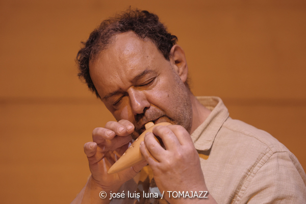 Úrsula Pomar - Toni Vich (V Festival Paco de Lucía 2026. Fundació Pilar i Joan Miró, Palma. 2026-03-21) Por José Luis Luna Rocafort [INSTANTZZ AKA Galería fotográfica AKA Fotoblog de jazz, impro… y algo más] - Tomajazz - Úrsula Pomar - Toni Vich actuaron en el V Festival Paco de Lucía 2026, el 21 de marzo de 2026. José Luis Luna Rocafort lo retrata en INSTANTZZ. Actuaron Úrsula Pomar, Toni Vich, Ángel Ramos