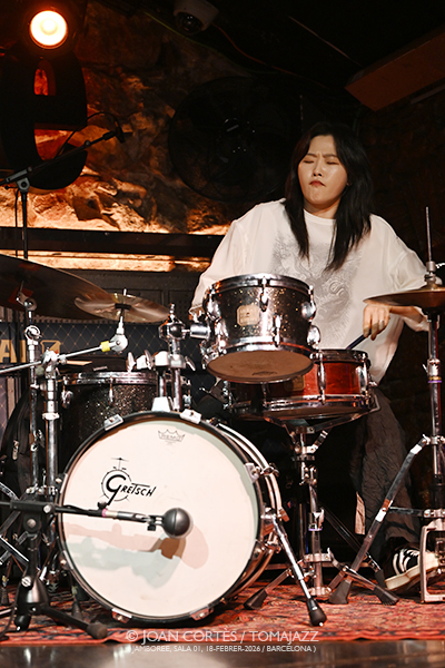 Russ Lossing Mood Trio (Jamboree-01, 2026-02-18 / Barcelona) Por Joan Cortès [INSTANTZZ AKA Galería fotográfica AKA Fotoblog de jazz, impro… y algo más] - Tomajazz - Russ Lossing Mood Trio actuó en Jamboree el 18 de febrero de 2025. Joan Cortès lo retrata en INSTANTZZ. Russ Lossing Mood Trio son Russ Lossing, Masa Kamaguchi, contrabajo Dayeon Seok