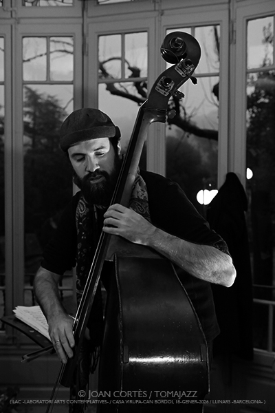 Manel Fortià Libèrica Trio (LAC -Laboratori Arts Contemplatives-, Casa Virupa-Can Bordoi, 2026-01-18 / Llinars -Barcelona-) Por Joan Cortès [INSTANTZZ AKA Galería fotográfica AKA Fotoblog de jazz, impro… y algo más] - Tomajazz - Manel Fortià Libèrica Trio actuó en LAC en Casa Virupa-Can Bordoi, en Llinars, Barcelona, el 18 de enero de 2026. Joan Cortès lo retrata en INSTANTZZ. Actuaron Manel Fortià, Pere Martínez, Frederico Vannini 
