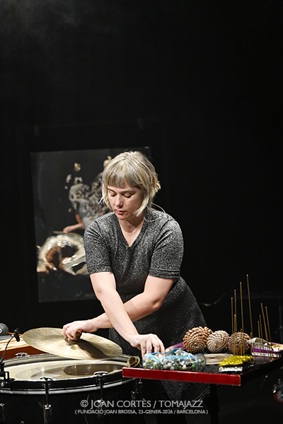 Núria Andorrà & Roc Mateu “Reflectir Brossa” (Fundació Joan Brossa, 2026-01-23 / Barcelona) Por Joan Cortès [INSTANTZZ AKA Galería fotográfica AKA Fotoblog de jazz, impro… y algo más] - Tomajazz - Núria Andorrà & Roc Mateu “Reflectir Brossa” actuaron en la Fundació Joan Brossa de Barcelona el 23 de enero de 2026. Joan Cortès [INSTANTZZ