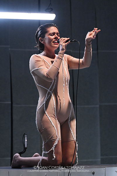 Anna Ferrer “Pa” (L’Auditori S2•OM, 2026-01-17 / Barcelona) Por Joan Cortès [INSTANTZZ AKA Galería fotográfica AKA Fotoblog de jazz, impro… y algo más] - Tomajazz - Anna Ferrer “Pa” actuó en L’Auditori S2•OM de Barcelona el 17 de enero de 2026., Joan Cortès [INSTANTZZ