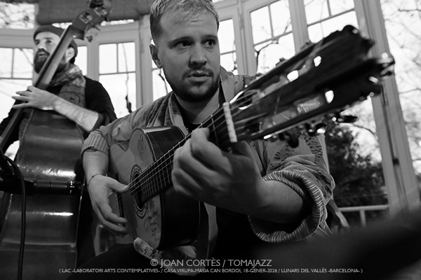 Manel Fortià Libèrica Trio (LAC -Laboratori Arts Contemplatives-, Casa Virupa-Can Bordoi, 2026-01-18 / Llinars -Barcelona-) Por Joan Cortès [INSTANTZZ AKA Galería fotográfica AKA Fotoblog de jazz, impro… y algo más] - Tomajazz - Manel Fortià Libèrica Trio actuó en LAC en Casa Virupa-Can Bordoi, en Llinars, Barcelona, el 18 de enero de 2026. Joan Cortès lo retrata en INSTANTZZ. Actuaron Manel Fortià, Pere Martínez, Frederico Vannini 