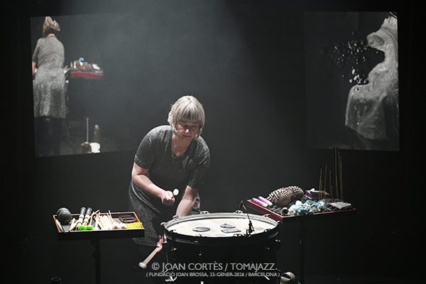 Núria Andorrà & Roc Mateu “Reflectir Brossa” (Fundació Joan Brossa, 2026-01-23 / Barcelona) Por Joan Cortès [INSTANTZZ AKA Galería fotográfica AKA Fotoblog de jazz, impro… y algo más] - Tomajazz - Núria Andorrà & Roc Mateu “Reflectir Brossa” actuaron en la Fundació Joan Brossa de Barcelona el 23 de enero de 2026. Joan Cortès [INSTANTZZ
