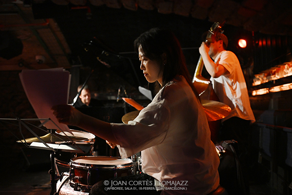 Russ Lossing Mood Trio (Jamboree-01, 2026-02-18 / Barcelona) Por Joan Cortès [INSTANTZZ AKA Galería fotográfica AKA Fotoblog de jazz, impro… y algo más] - Tomajazz - Russ Lossing Mood Trio actuó en Jamboree el 18 de febrero de 2025. Joan Cortès lo retrata en INSTANTZZ. Russ Lossing Mood Trio son Russ Lossing, Masa Kamaguchi, contrabajo Dayeon Seok