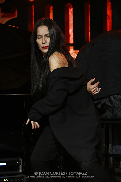 Agustí Fernández, Sònia Sánchez & Lucía Martínez (25 aniversario Club de Jazz / Jamboree-01, 2026-02-14 / Barcelona) [II] Por Joan Cortès [INSTANTZZ AKA Galería fotográfica AKA Fotoblog de jazz, impro… y algo más] - Tomajazz - Agustí Fernández, Sònia Sánchez & Lucía Martínez actuaron en Jamboree, Barcelona, en el 25 aniversario de CDJ. Joan Cortès lo retrata en INSTANTZZ