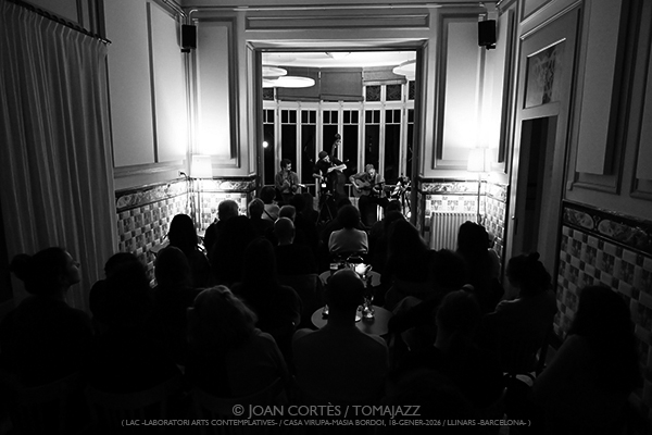 Manel Fortià Libèrica Trio (LAC -Laboratori Arts Contemplatives-, Casa Virupa-Can Bordoi, 2026-01-18 / Llinars -Barcelona-) Por Joan Cortès [INSTANTZZ AKA Galería fotográfica AKA Fotoblog de jazz, impro… y algo más] - Tomajazz - Manel Fortià Libèrica Trio actuó en LAC en Casa Virupa-Can Bordoi, en Llinars, Barcelona, el 18 de enero de 2026. Joan Cortès lo retrata en INSTANTZZ. Actuaron Manel Fortià, Pere Martínez, Frederico Vannini 