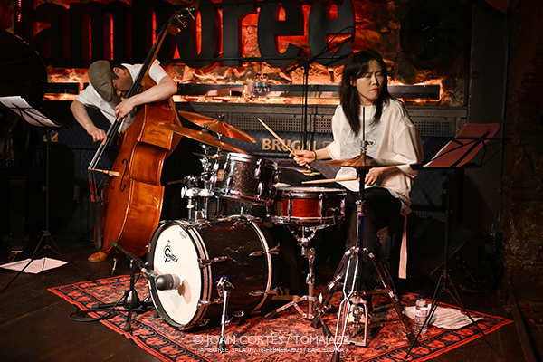 Russ Lossing Mood Trio (Jamboree-01, 2026-02-18 / Barcelona) Por Joan Cortès [INSTANTZZ AKA Galería fotográfica AKA Fotoblog de jazz, impro… y algo más] - Tomajazz - Russ Lossing Mood Trio actuó en Jamboree el 18 de febrero de 2025. Joan Cortès lo retrata en INSTANTZZ. Russ Lossing Mood Trio son Russ Lossing, Masa Kamaguchi, contrabajo Dayeon Seok