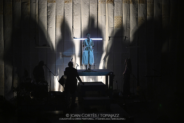 Anna Ferrer “Pa” (L’Auditori S2•OM, 2026-01-17 / Barcelona) Por Joan Cortès [INSTANTZZ AKA Galería fotográfica AKA Fotoblog de jazz, impro… y algo más] - Tomajazz - Anna Ferrer “Pa” actuó en L’Auditori S2•OM de Barcelona el 17 de enero de 2026., Joan Cortès [INSTANTZZ