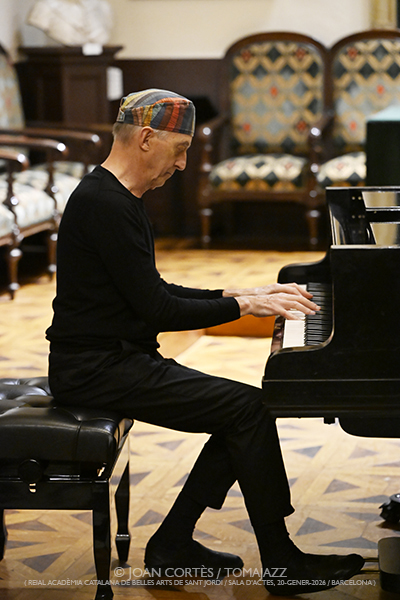 Josep-Maria Balanyà “Undress & Fly” (Clàsssica a la Reial Acadèmia / RACBASJ, 2026-01-20 / Barcelona) Por Joan Cortès [INSTANTZZ AKA Galería fotográfica AKA Fotoblog de jazz, impro… y algo más] - Tomajazz - Josep-Maria Balanyà “Undress & Fly” actuó en Clàsssica a la Reial Acadèmia en RACBASJ de Barcelona, el 20 de enero de 2026. Joan Cortès lo retrata en INSTANTZZ