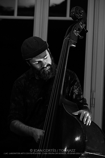 Manel Fortià Libèrica Trio (LAC -Laboratori Arts Contemplatives-, Casa Virupa-Can Bordoi, 2026-01-18 / Llinars -Barcelona-) Por Joan Cortès [INSTANTZZ AKA Galería fotográfica AKA Fotoblog de jazz, impro… y algo más] - Tomajazz - Manel Fortià Libèrica Trio actuó en LAC en Casa Virupa-Can Bordoi, en Llinars, Barcelona, el 18 de enero de 2026. Joan Cortès lo retrata en INSTANTZZ. Actuaron Manel Fortià, Pere Martínez, Frederico Vannini 