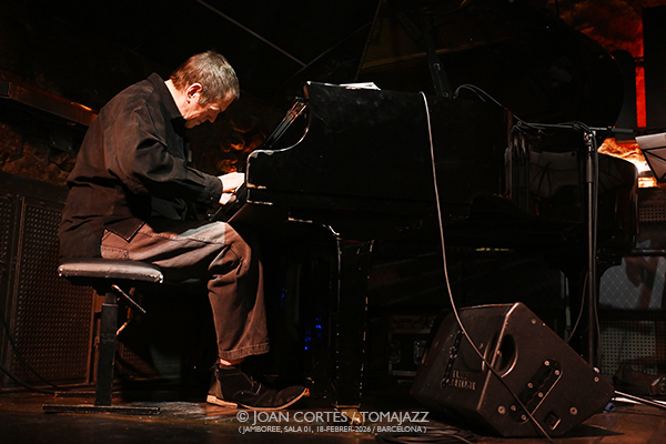Russ Lossing Mood Trio (Jamboree-01, 2026-02-18 / Barcelona) Por Joan Cortès [INSTANTZZ AKA Galería fotográfica AKA Fotoblog de jazz, impro… y algo más] - Tomajazz - Russ Lossing Mood Trio actuó en Jamboree el 18 de febrero de 2025. Joan Cortès lo retrata en INSTANTZZ. Russ Lossing Mood Trio son Russ Lossing, Masa Kamaguchi, contrabajo Dayeon Seok