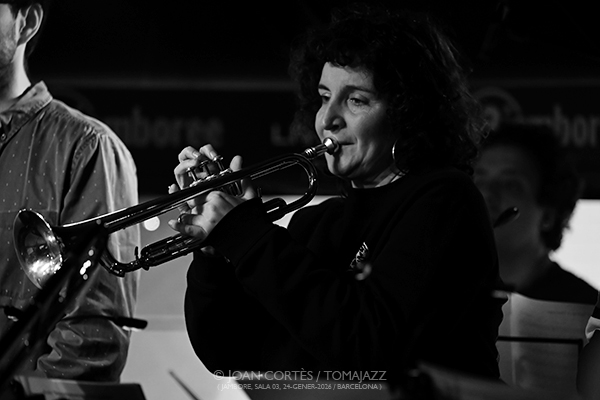 Natsuko Sugao NS Big Band “Impermanencia de los asuntos” (Jamboree-3, 2026-01-24 / Barcelona) Por Joan Cortès [INSTANTZZ AKA Galería fotográfica AKA Fotoblog de jazz, impro… y algo más] - Tomajazz - Natsuko Sugao NS Big Band “Impermanencia de los asuntos” actuó en Jamboree de Barcelona el 24 de enero de 2026. Joan Cortès lo retrata en INSTANTZZ. Con