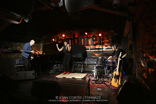 Agustí Fernández, Sònia Sánchez & Lucía Martínez (25 aniversario Club de Jazz / Jamboree-01, 2026-02-14 / Barcelona) [II] Por Joan Cortès [INSTANTZZ AKA Galería fotográfica AKA Fotoblog de jazz, impro… y algo más] - Tomajazz - Agustí Fernández, Sònia Sánchez & Lucía Martínez actuaron en Jamboree, Barcelona, en el 25 aniversario de CDJ. Joan Cortès lo retrata en INSTANTZZ