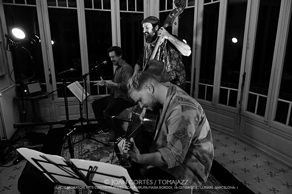 Manel Fortià Libèrica Trio (LAC -Laboratori Arts Contemplatives-, Casa Virupa-Can Bordoi, 2026-01-18 / Llinars -Barcelona-) Por Joan Cortès [INSTANTZZ AKA Galería fotográfica AKA Fotoblog de jazz, impro… y algo más] - Tomajazz - Manel Fortià Libèrica Trio actuó en LAC en Casa Virupa-Can Bordoi, en Llinars, Barcelona, el 18 de enero de 2026. Joan Cortès lo retrata en INSTANTZZ. Actuaron Manel Fortià, Pere Martínez, Frederico Vannini 