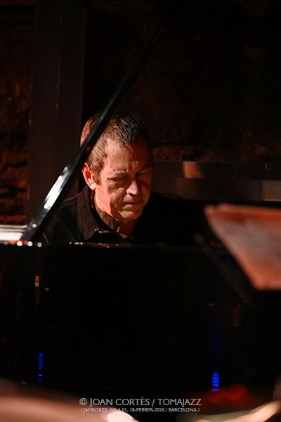 Russ Lossing Mood Trio (Jamboree-01, 2026-02-18 / Barcelona) Por Joan Cortès [INSTANTZZ AKA Galería fotográfica AKA Fotoblog de jazz, impro… y algo más] - Tomajazz - Russ Lossing Mood Trio actuó en Jamboree el 18 de febrero de 2025. Joan Cortès lo retrata en INSTANTZZ. Russ Lossing Mood Trio son Russ Lossing, Masa Kamaguchi, contrabajo Dayeon Seok