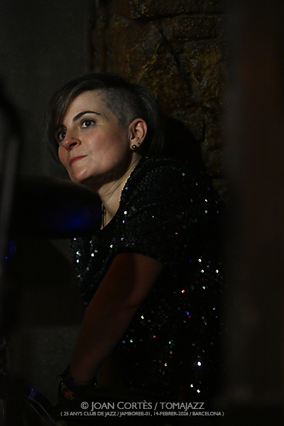 Agustí Fernández, Sònia Sánchez & Lucía Martínez (25 aniversario Club de Jazz / Jamboree-01, 2026-02-14 / Barcelona) [II] Por Joan Cortès [INSTANTZZ AKA Galería fotográfica AKA Fotoblog de jazz, impro… y algo más] - Tomajazz - Agustí Fernández, Sònia Sánchez & Lucía Martínez actuaron en Jamboree, Barcelona, en el 25 aniversario de CDJ. Joan Cortès lo retrata en INSTANTZZ