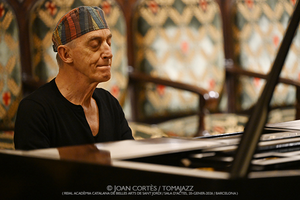 Josep-Maria Balanyà “Undress & Fly” (Clàsssica a la Reial Acadèmia / RACBASJ, 2026-01-20 / Barcelona) Por Joan Cortès [INSTANTZZ AKA Galería fotográfica AKA Fotoblog de jazz, impro… y algo más] - Tomajazz - Josep-Maria Balanyà “Undress & Fly” actuó en Clàsssica a la Reial Acadèmia en RACBASJ de Barcelona, el 20 de enero de 2026. Joan Cortès lo retrata en INSTANTZZ