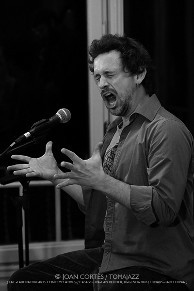 Manel Fortià Libèrica Trio (LAC -Laboratori Arts Contemplatives-, Casa Virupa-Can Bordoi, 2026-01-18 / Llinars -Barcelona-) Por Joan Cortès [INSTANTZZ AKA Galería fotográfica AKA Fotoblog de jazz, impro… y algo más] - Tomajazz - Manel Fortià Libèrica Trio actuó en LAC en Casa Virupa-Can Bordoi, en Llinars, Barcelona, el 18 de enero de 2026. Joan Cortès lo retrata en INSTANTZZ. Actuaron Manel Fortià, Pere Martínez, Frederico Vannini 