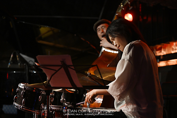 Russ Lossing Mood Trio (Jamboree-01, 2026-02-18 / Barcelona) Por Joan Cortès [INSTANTZZ AKA Galería fotográfica AKA Fotoblog de jazz, impro… y algo más] - Tomajazz - Russ Lossing Mood Trio actuó en Jamboree el 18 de febrero de 2025. Joan Cortès lo retrata en INSTANTZZ. Russ Lossing Mood Trio son Russ Lossing, Masa Kamaguchi, contrabajo Dayeon Seok