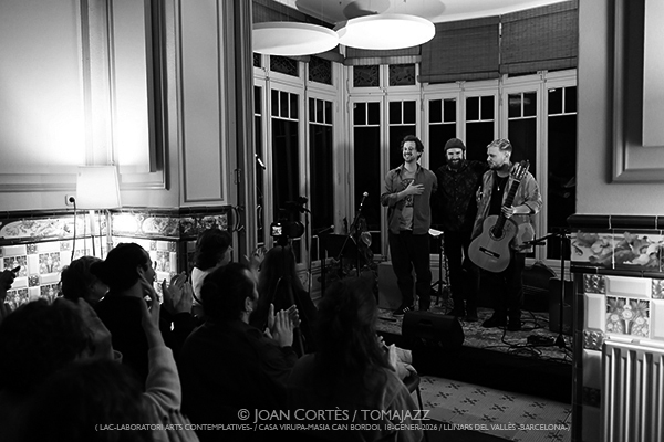 Manel Fortià Libèrica Trio (LAC -Laboratori Arts Contemplatives-, Casa Virupa-Can Bordoi, 2026-01-18 / Llinars -Barcelona-) Por Joan Cortès [INSTANTZZ AKA Galería fotográfica AKA Fotoblog de jazz, impro… y algo más] - Tomajazz - Manel Fortià Libèrica Trio actuó en LAC en Casa Virupa-Can Bordoi, en Llinars, Barcelona, el 18 de enero de 2026. Joan Cortès lo retrata en INSTANTZZ. Actuaron Manel Fortià, Pere Martínez, Frederico Vannini 