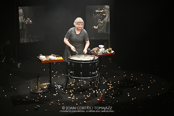 Núria Andorrà & Roc Mateu “Reflectir Brossa” (Fundació Joan Brossa, 2026-01-23 / Barcelona) Por Joan Cortès [INSTANTZZ AKA Galería fotográfica AKA Fotoblog de jazz, impro… y algo más] - Tomajazz - Núria Andorrà & Roc Mateu “Reflectir Brossa” actuaron en la Fundació Joan Brossa de Barcelona el 23 de enero de 2026. Joan Cortès [INSTANTZZ