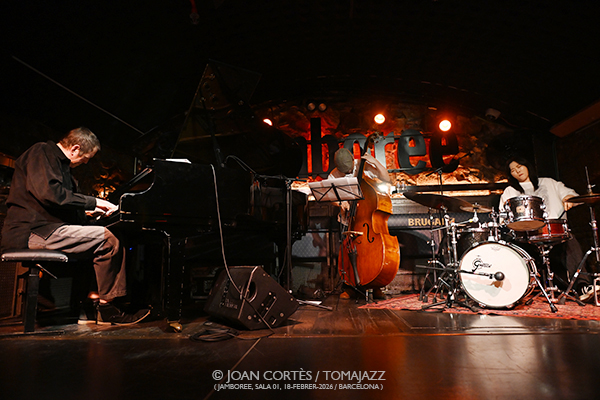 Russ Lossing Mood Trio (Jamboree-01, 2026-02-18 / Barcelona) Por Joan Cortès [INSTANTZZ AKA Galería fotográfica AKA Fotoblog de jazz, impro… y algo más] - Tomajazz - Russ Lossing Mood Trio actuó en Jamboree el 18 de febrero de 2025. Joan Cortès lo retrata en INSTANTZZ. Russ Lossing Mood Trio son Russ Lossing, Masa Kamaguchi, contrabajo Dayeon Seok