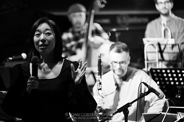 Natsuko Sugao NS Big Band “Impermanencia de los asuntos” (Jamboree-3, 2026-01-24 / Barcelona) Por Joan Cortès [INSTANTZZ AKA Galería fotográfica AKA Fotoblog de jazz, impro… y algo más] - Tomajazz - Natsuko Sugao NS Big Band “Impermanencia de los asuntos” actuó en Jamboree de Barcelona el 24 de enero de 2026. Joan Cortès lo retrata en INSTANTZZ. Con