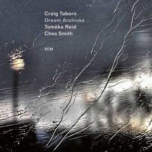 Craig Taborn, Tomeka Reid & Ches Smith: Dream Archives (ECM; 2026) Por Carlos Lara [Grabación de jazz] - Tomajazz - Dream Archives (ECM; 2026) es lo nuevo de Craig Taborn, Tomeka Reid & Ches Smith. Carlos Lara repasa la grabación