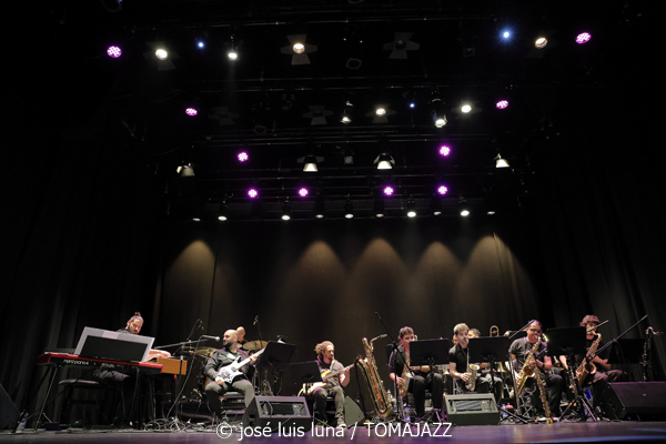 Mòpia (Teatre Xesc Forteza. Palma. 2026-04-24)  Por José Luis Luna Rocafort [INSTANTZZ AKA Galería fotográfica AKA Fotoblog de jazz, impro… y algo más] - Tomajazz - Mòpia presentó en Teatre Xesc Forteza de Palma su primera grabación. Fue el 24 de abril de 2026. José Luis Luna Rocafort lo retrata en INSTANTZZ. Mòpia son Josep Oliver, Jaume Rosselló, Pere Miquel Molina, Miki Ramon, Javier Nieto, Tomàs Montero, Jaume Blàzquez, Samuel Martínez, Dialen Niang Ka:, Sergio Vicente, Diego Riudavets, Joan Frontera, Josep Sina, Toni Beltrán