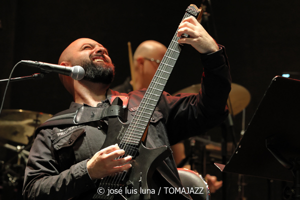 Mòpia (Teatre Xesc Forteza. Palma. 2026-04-24)  Por José Luis Luna Rocafort [INSTANTZZ AKA Galería fotográfica AKA Fotoblog de jazz, impro… y algo más] - Tomajazz - Mòpia presentó en Teatre Xesc Forteza de Palma su primera grabación. Fue el 24 de abril de 2026. José Luis Luna Rocafort lo retrata en INSTANTZZ. Mòpia son Josep Oliver, Jaume Rosselló, Pere Miquel Molina, Miki Ramon, Javier Nieto, Tomàs Montero, Jaume Blàzquez, Samuel Martínez, Dialen Niang Ka:, Sergio Vicente, Diego Riudavets, Joan Frontera, Josep Sina, Toni Beltrán