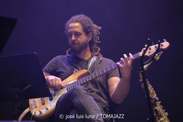 Mòpia (Teatre Xesc Forteza. Palma. 2026-04-24)  Por José Luis Luna Rocafort [INSTANTZZ AKA Galería fotográfica AKA Fotoblog de jazz, impro… y algo más] - Tomajazz - Mòpia presentó en Teatre Xesc Forteza de Palma su primera grabación. Fue el 24 de abril de 2026. José Luis Luna Rocafort lo retrata en INSTANTZZ. Mòpia son Josep Oliver, Jaume Rosselló, Pere Miquel Molina, Miki Ramon, Javier Nieto, Tomàs Montero, Jaume Blàzquez, Samuel Martínez, Dialen Niang Ka:, Sergio Vicente, Diego Riudavets, Joan Frontera, Josep Sina, Toni Beltrán